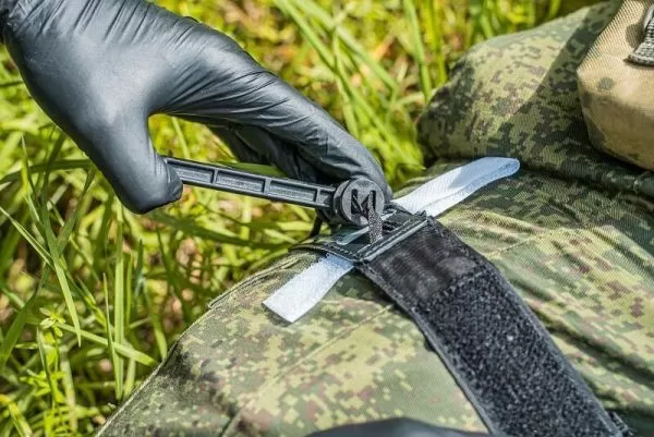 Жгут-турникет крoвooстaнaвливaющий МЕДПЛАНТ ЖК-01 с лентой для фиксации времени, вид сложения 2, артикул 1747